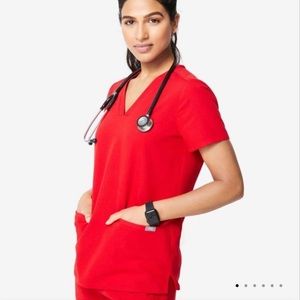 FIGS women's Winning Red
Casma™ - Three-Pocket
Scrub Top - S / Winning
Red